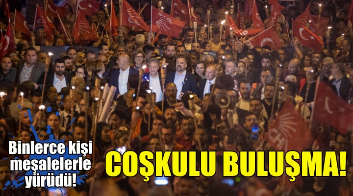 İzmir de binlerce kişi meşalelerle yürüdü!