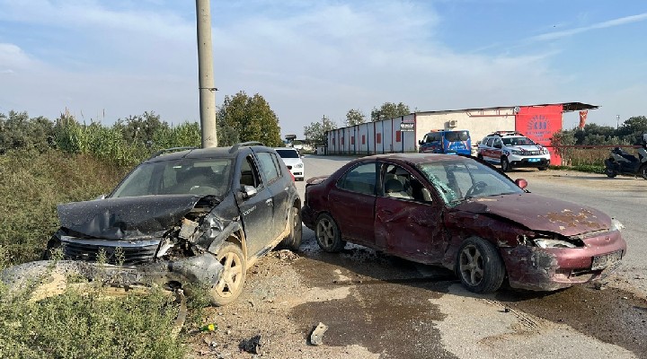 İzmir de çarpışan otomobillerin sürücüleri yaralandı