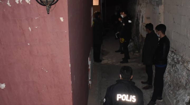 İzmir de dehşet... ÖLDÜRDÜĞÜ EŞİNİ HALIYA SARIP GİZLEMİŞ!