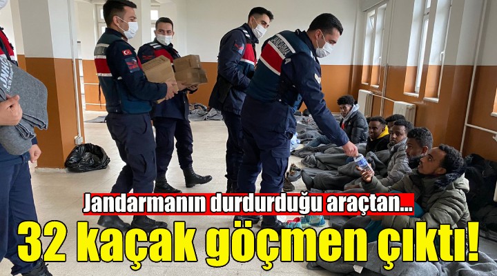 İzmir de durdurulan araçtan 32 kaçak göçmen çıktı!