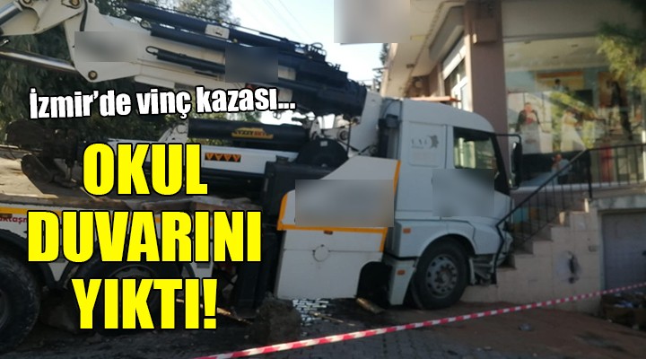 İzmir de el freni çekilmeyen vinç okul duvarını yıkıp geçti