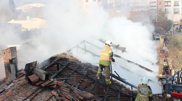 İzmir de ev yangını.. 80 yaşındaki kadın hastaneye kaldırıldı