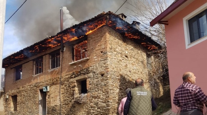 İzmir de ev yangını: 96 yaşındaki kadın kurtarılamadı