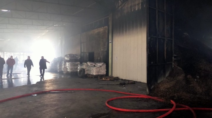 İzmir de fabrika yangını... 7 saatte söndürüldü