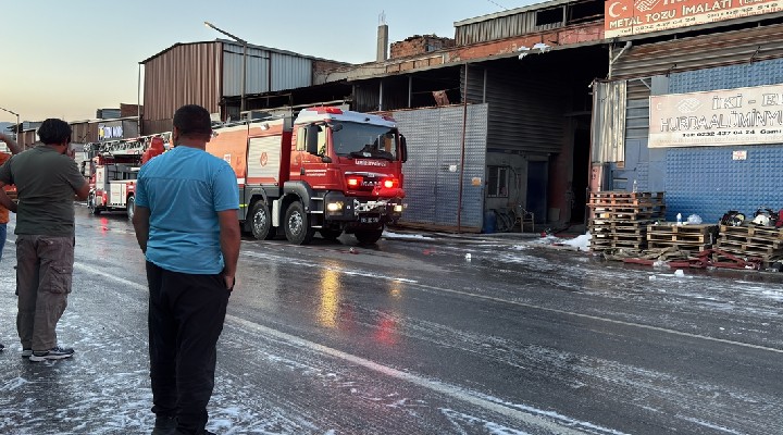 İzmir de geri dönüşüm tesisinde yangın