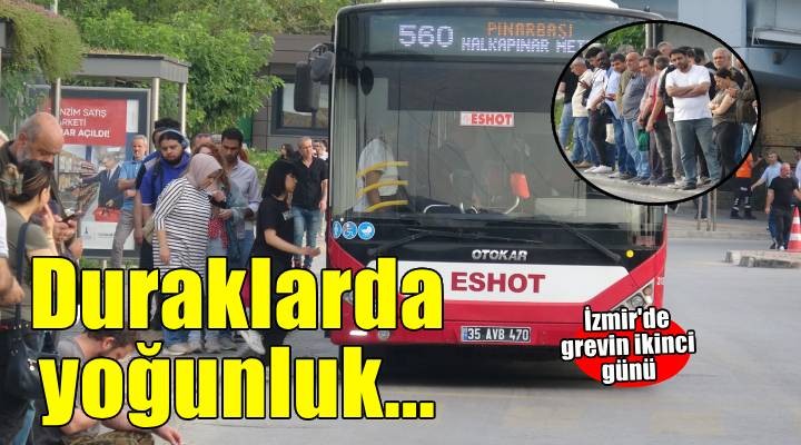 İzmir de grevin ikinci gününde duraklarda yine yoğunluk oluştu