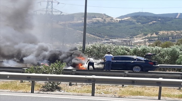 İzmir de hareket halindeki otomobil yandı