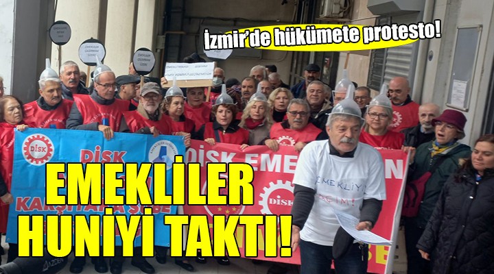 İzmir de huni takan emekliler hükümeti protesto etti