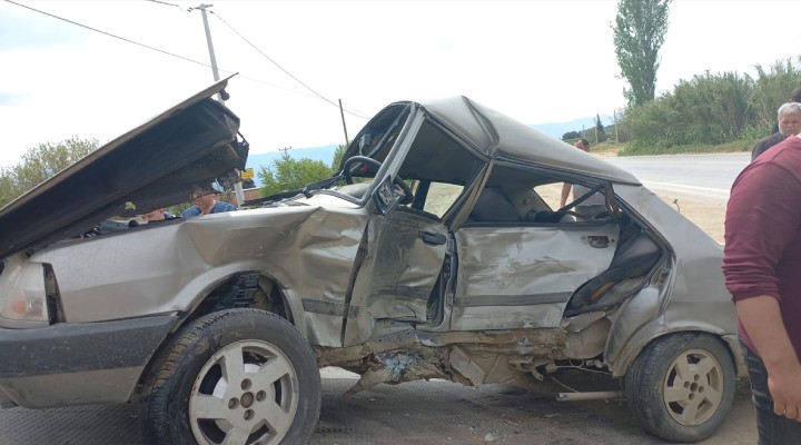 İzmir de iki araç çarpıştı: 6 yaralı!