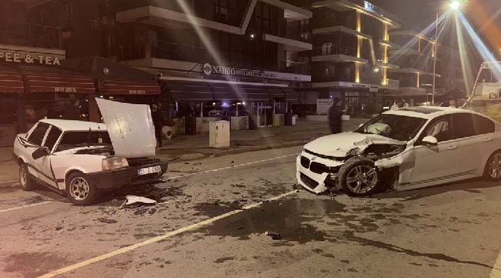 İzmir de iki otomobil çarpıştı: 3 yaralı