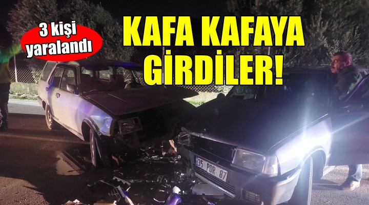 İzmir de iki otomobil kafa kafaya çarpıştı: 3 yaralı