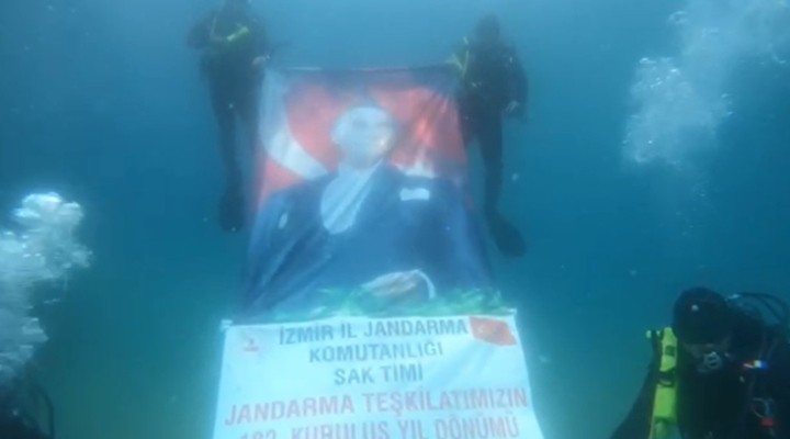 İzmir de jandarma, kuruluş yıl dönümünü su altında kutladı!