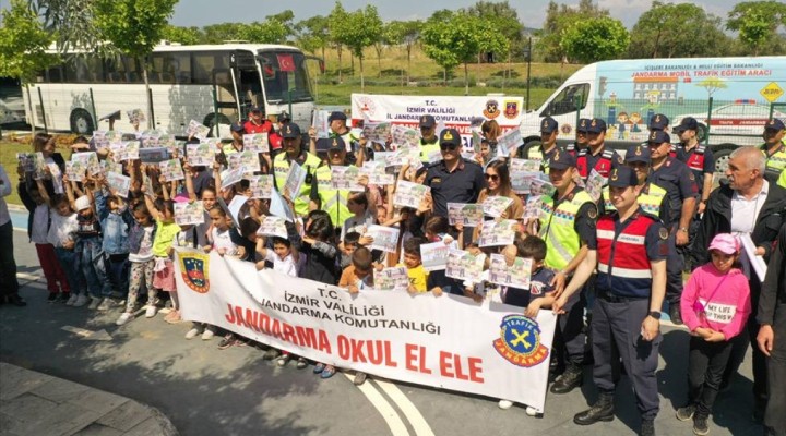 İzmir de jandarmadan öğrencilere trafik eğitimi!