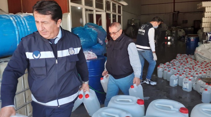 İzmir de kaçak dezenfektan ve maske baskını