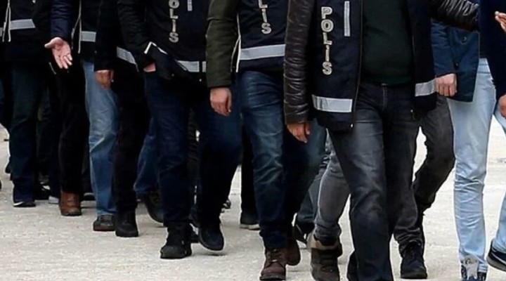 İstanbul İstiklal Caddesi nde 1 gecede 120 kaçak yakalandı!