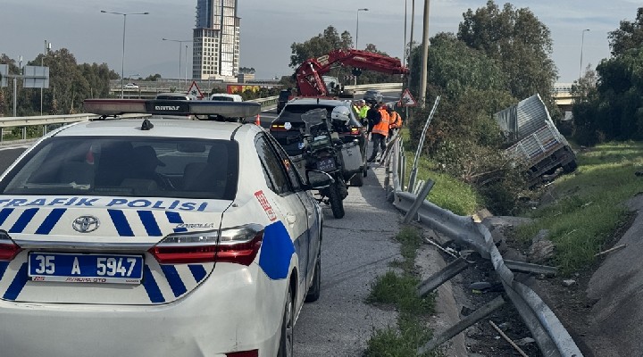İzmir de kamyon şarampole yuvarlandı