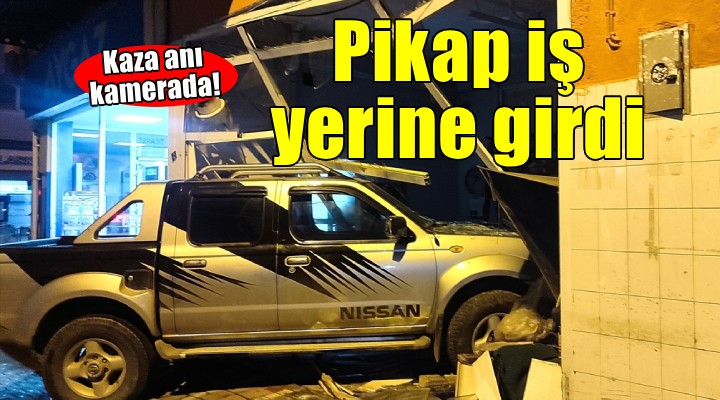 İzmir'de kontrolden çıkan pikap iş yerine girdi