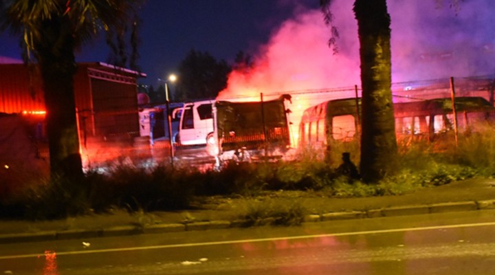 İzmir de korku dolu anlar... 3 otobüs, 2 minibüs ve 1 TIR yandı!