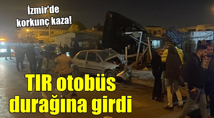 İzmir de korkunç kaza... TIR otobüs durağına girdi!