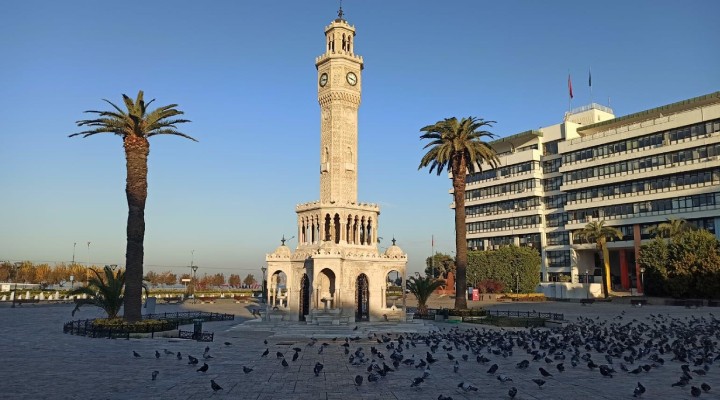 İzmir de meydanlar boş kaldı