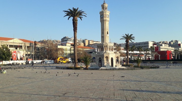 İzmir de meydanlar boşaldı