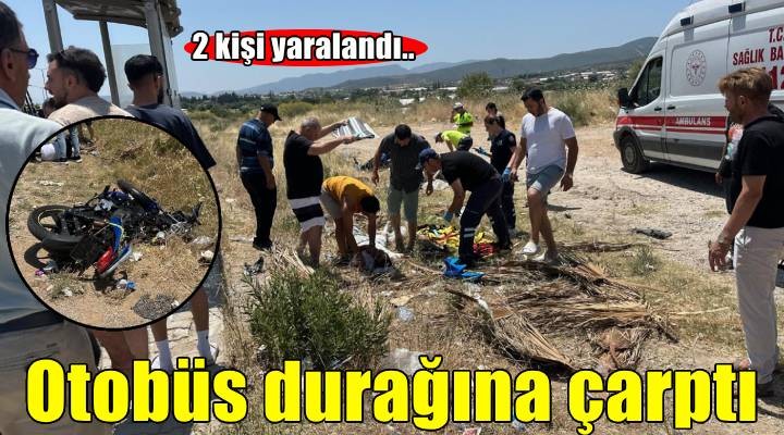 İzmir de motosiklet, otobüs durağına çarptı: 2 yaralı