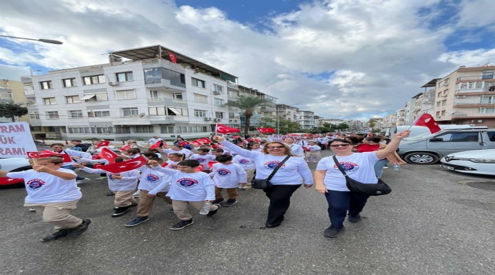 İzmir de öğrencilerden  102 nci Yıl Cumhuriyet Yürüyüşü