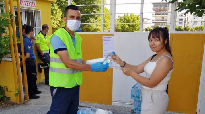 İzmir de öğrencilere su ve maske desteği