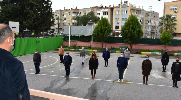 İzmir de okul bahçesinde bayrak töreni