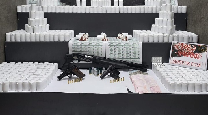 İzmir de otomobilden 8 bin uyuşturucu hap çıktı!