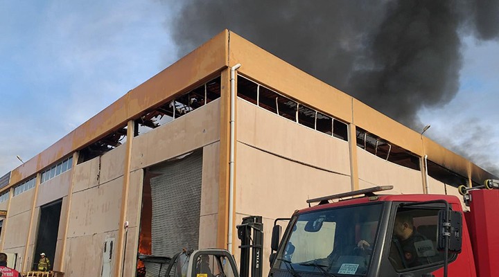 İzmir de panik... Depo yangını iki fabrikaya sıçradı!