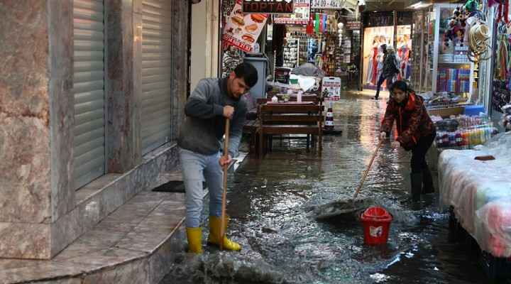 İzmir de sağanak... İş yerlerini su bastı!