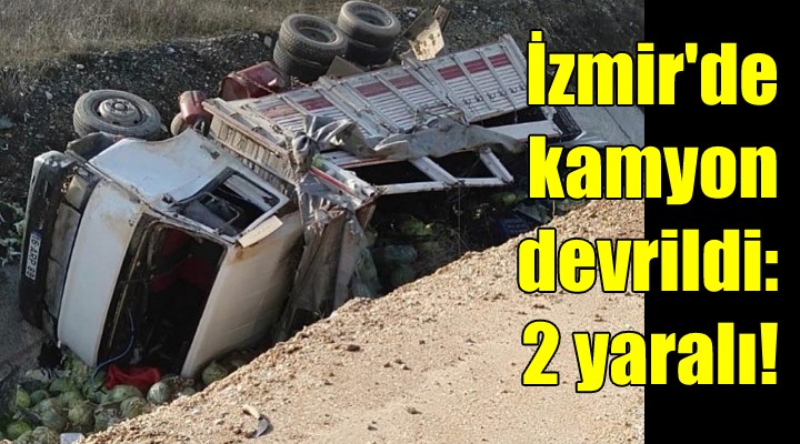 İzmir de sebze yüklü kamyon devrildi: 2 yaralı