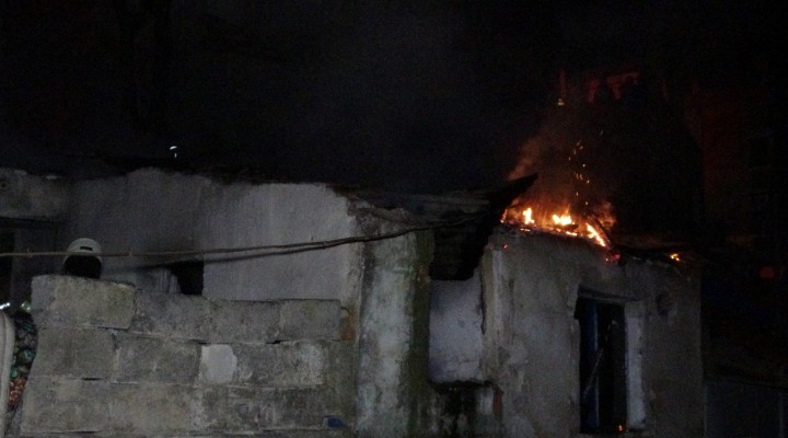 İzmir de tek katlı evde yangın paniği
