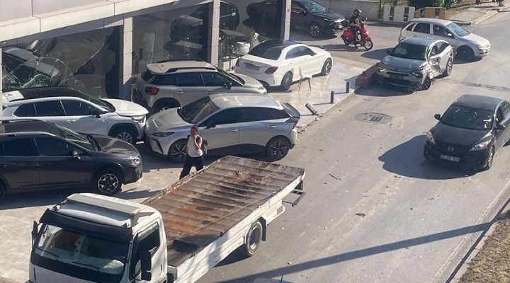 İzmir de tırın çarptığı araç galeriye savruldu