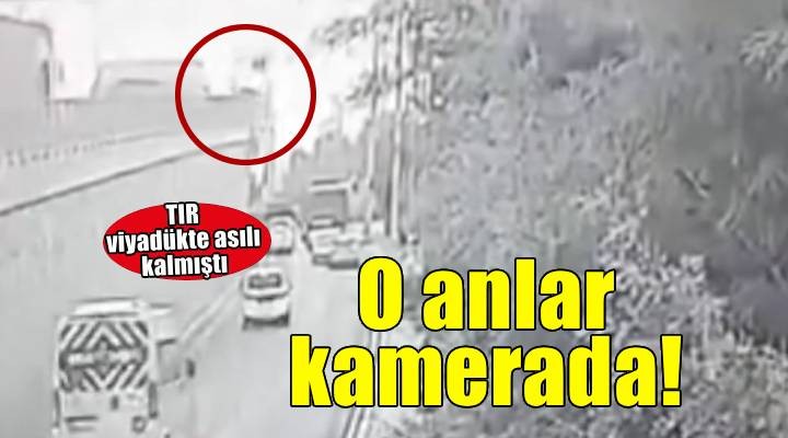 İzmir de tırın viyadükte asılı kaldığı anlar güvenlik kamerasında