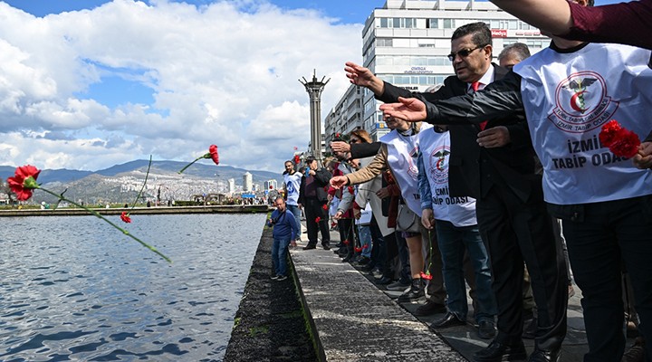 İzmir de vefat eden sağlık çalışanları için denize karanfil bırakıldı