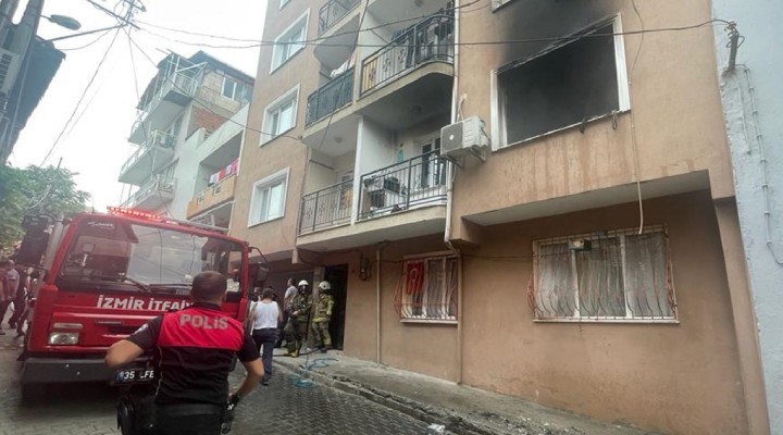 İzmir de yangın paniği... 1 i bebek 5 kişi dumandan etkilendi!