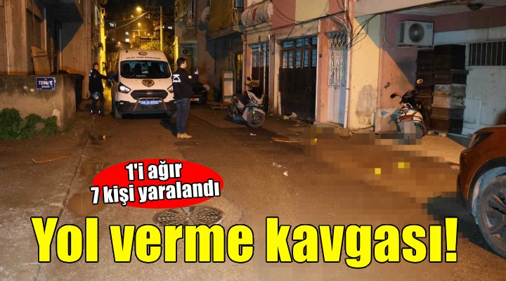 İzmir de yol verme kavgası: 1 i ağır 7 yaralı