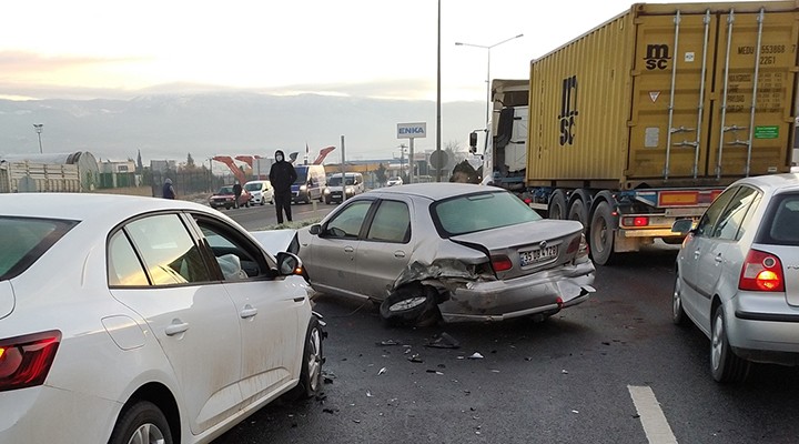 İzmir de zincirleme kaza... 7 araç birbirine girdi