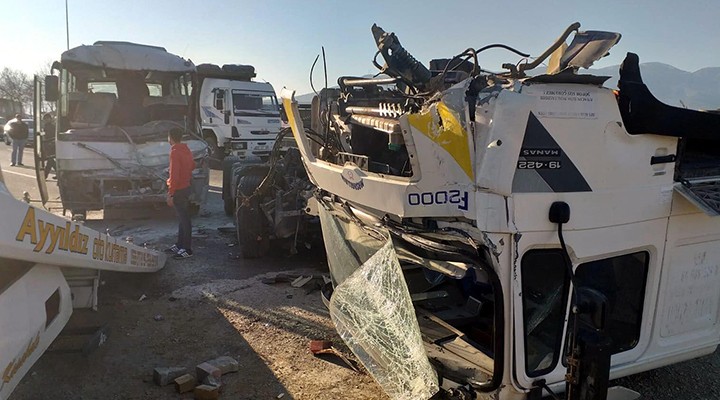 İzmir de zincirleme kaza... TIR ın kafası koptu, 14 yaralı var