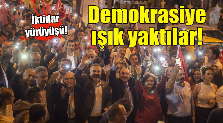 İzmir demokrasiye ışık yaktı!