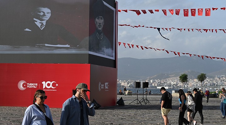 İzmir e Cumhuriyet in 100. yılına özel dijital dev ekran kuruldu