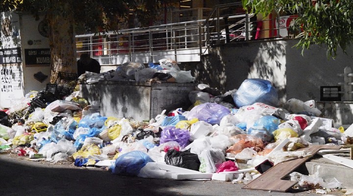 İzmir in Buca ilçesinde biriken çöplere mahalleliden tepki
