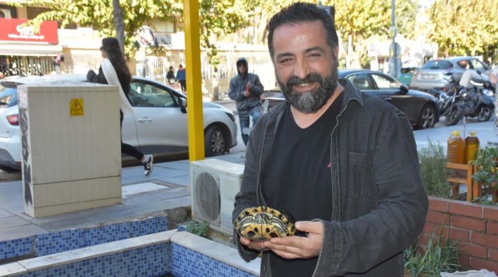 İzmir in kaplumbağalı fotoğrafçısı!