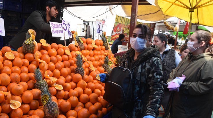 İzmir pazarlarında yoğunluk!