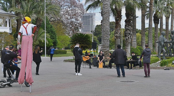 İzmir sanatla buluştu, sanatçıların da yüzü güldü