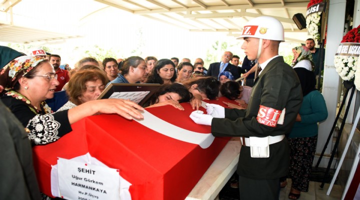 İzmir şehidine ağladı