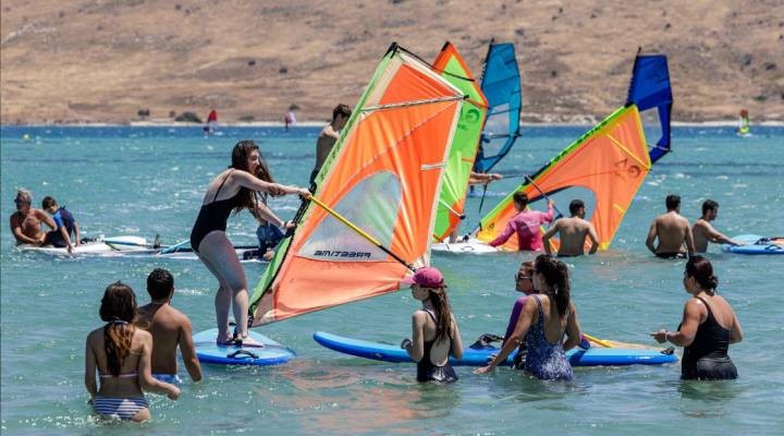 İzmir’de Büyükşehir’den gençlere sörf deneyimi