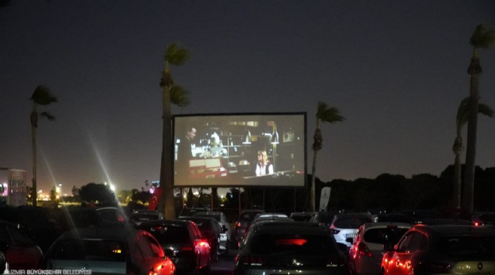 İzmir’de arabada film keyfi